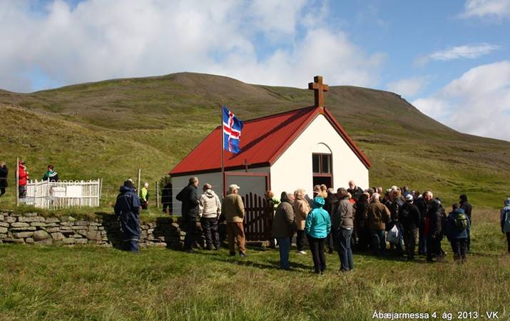 Fólk við Ábæjarkirkju við messu árið 2013