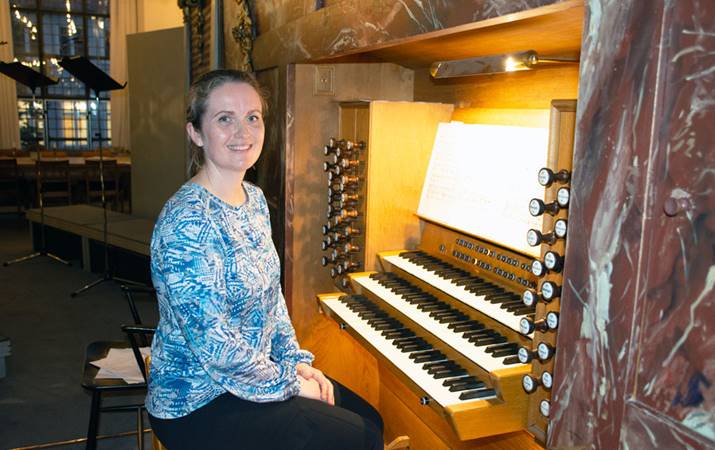 Guðný Einarsdóttir við orgel Trinitatiskirke