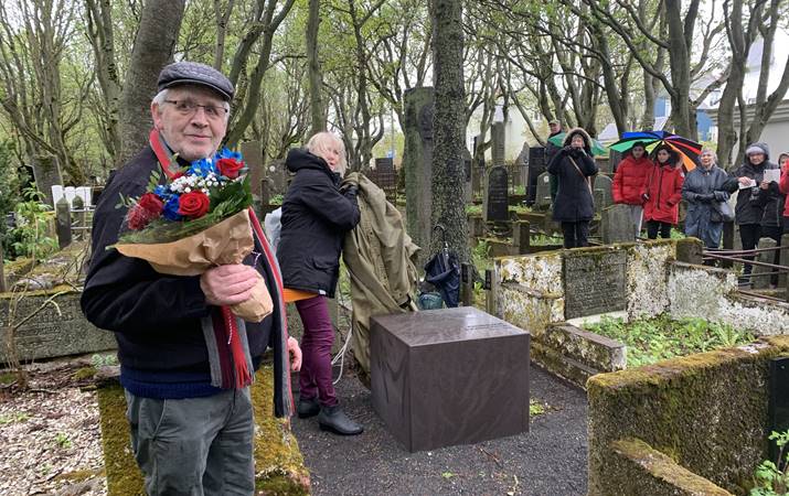 Legsteinninn afhjúpaður - fremst á myndinni er dr. Ágúst H. Bjarnason og á dúknum heldur Ásdís Kalman - mynd: hsh