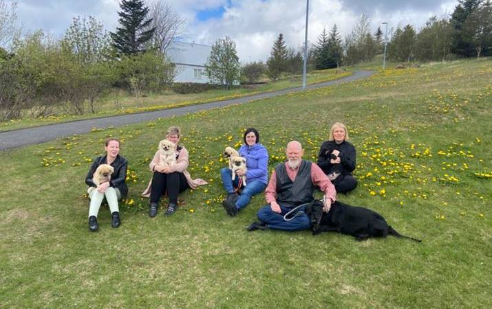 Öflugur hópur í Digranes- og Hjallaprestakalli. Frá vinstri: Sr. Karen Lind og Freyja, sr. Helga og Sakya, sr. Sunna Dóra, Halla Marie, æskulýðsfulltrúi, með þær Birtu og Sóleyju, og Leó, þá sr. Gunnar og Perla - mynd: Ólöf Indíana Jónsdóttir