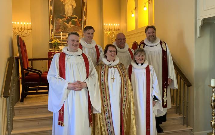 Prestsvígsla - frá vinstri: sr. Árni Þór Þórsson, sr. Agnes M. Sigurðardóttir, sr. Steinunn Arnþrúður Björnsdóttir, sr. Axel Árnason Njarðvík, sr. Haraldur M. Kristjánsson og sr. Sveinn Valgeirsson - mynd: hsh