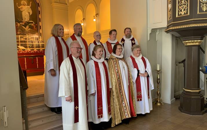 Frá prestsvígslunni í gær í Dómkirkjunni. Frá vinstri, fremsta röð: sr. Bjarni Karlsson, sr. Matthildur Bjarnadóttir, sr. Agnes M. Sigurðardóttir, sr. Jóna Hrönn Bolladóttir. Efri röð, frá vinstri: sr. Sunna Dóra Möller, sr. Bolli Pétur Bollason, sr. Hildur Eir Bolladóttir, sr. Henning Emil Magnússon og sr. Sveinn Valgeirsson - mynd: hsh