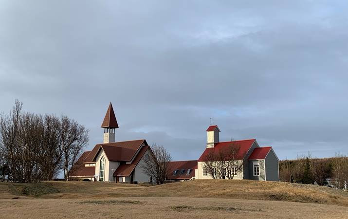 Reykholtskirkja hin nýja, vígð 28. júlí 1996, og hin eldri, vígð 31. júlí 1887 - mynd: hsh