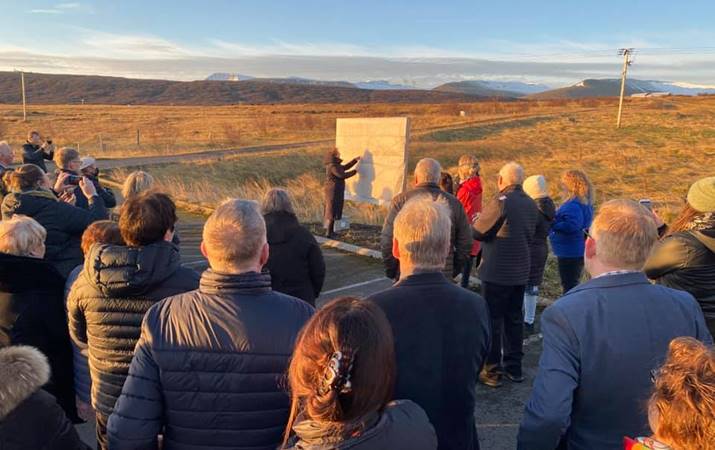 Sr. Agnes M. Sigurðardóttir, biskup Íslands, afhjúpaði söguskiltið að viðstöddu fjölmenni - mynd: Þóra Björg Sigurðardóttir