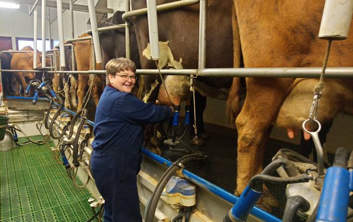 Marta Esther Hjaltadóttir að störfum á búi sínu, Kópsvatni