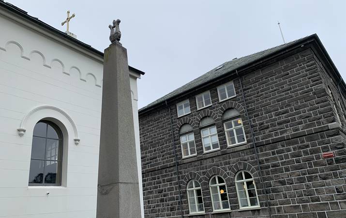 Dómkirkjan, harpa sr. Hallgríms Péturssonar, og Alþingishúsið