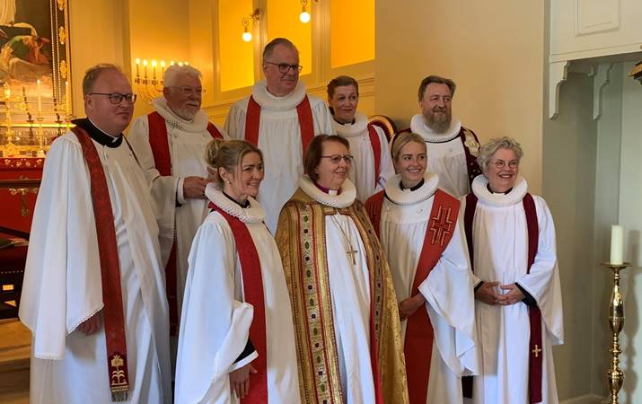 Frá vinstri, fremri röð: sr. Bryndís Böðvarsdóttir, sr. Agnes M. Sigurðardóttir, sr. Hjördís Perla Rafnsdóttir, sr. Anna Sigríður Pálsdóttir. Aftari röð frá vinstri: sr. Sigurður Arnarson, sr. Sigurður Rúnar Ragnarsson, sr. Gunnar Rúnar Matthíasson, sr. Sigríður Rún Tryggvadóttir og sr. Sveinn Valgeirsson – mynd: hsh