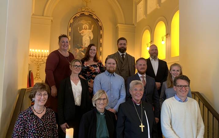 Í Dómkirkjunni í morgun. Fremst frá vinstri: Margrét Bóasdóttir, söngmálastjóri, Ragnheiður Sverrisdóttir, djákni, sr. Solveig Lára Guðmundsdóttir, vígslubiskup, sr. Þorvaldur Víðisson, biskupsritari. Miðröð frá vinstri: Bryndís Böðvarsdóttir, Sigurður Már  Hannesson, Þorgeir Albert Elíesersson, Matthildur Bjarnadóttir. Efsta röð frá vinstri: Guðrún Eggertsdóttir, Edda Hlíf Hlífarsdóttir, Snævar Jón Andrésson, Hilmir Kolbeins