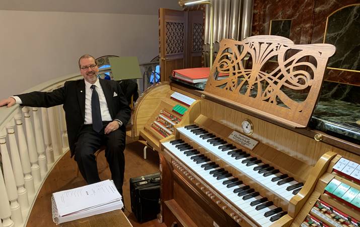 Ólafur W. Finnsson við orgel Hafnarfjarðarkirkju