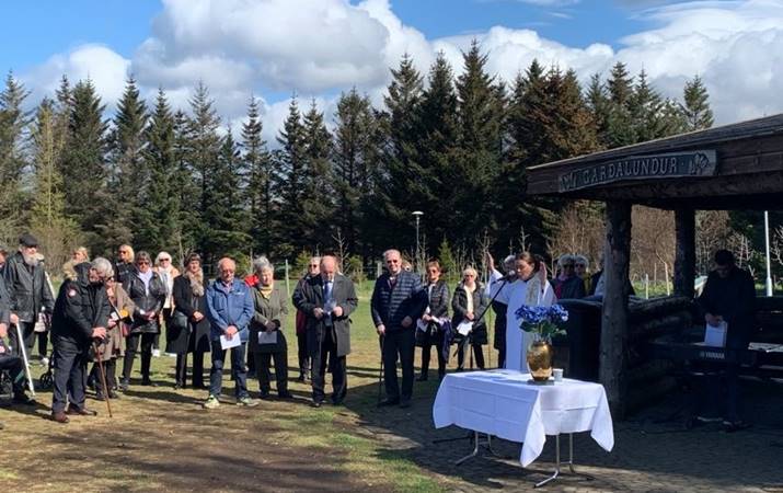 Sr. Jónína Ólafsdóttir, blessar söfnuðinn í Garðalundi