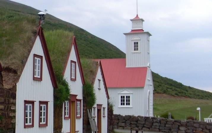 Gamli Laufásbærinn og Laufáskirkja