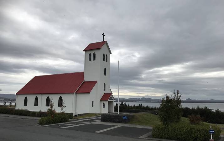 Garðakirkja á Álftanesi. Höfundur sálmatextans, sr. Helgi Hálfdanarson, var prestur þar 1858-1867