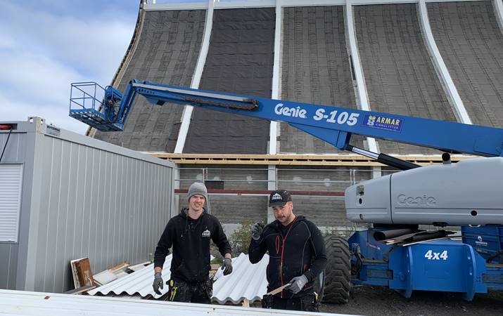 Ungir verkamenn að störfum við Grensáskirkju